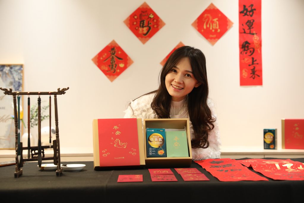 圖1【新普利】新普利首次攜手合作新銳書法家-楊修華老師，推出圖-新普利馬年限定禮盒限時優惠價NT$990，限量500組