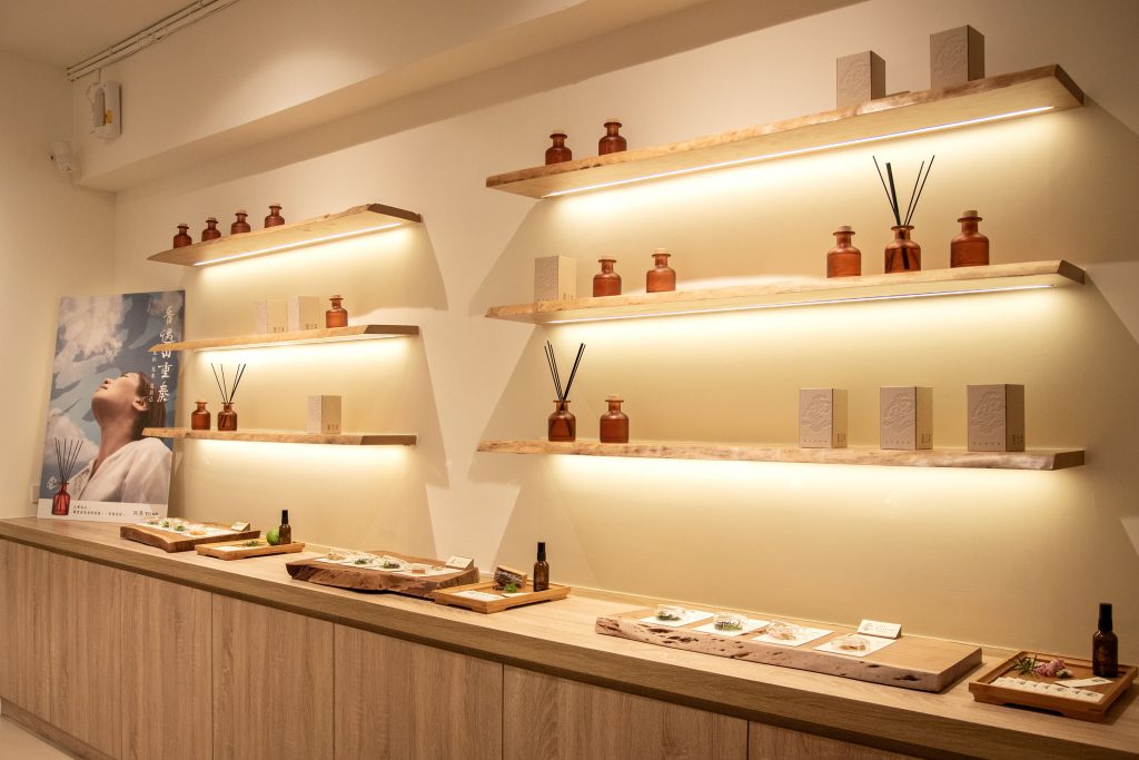 圖2.【阿原】隱身台北松山區巷弄的《香寓8號》，以溫潤木質陳列勾勒靜謐舒適的感官空間。