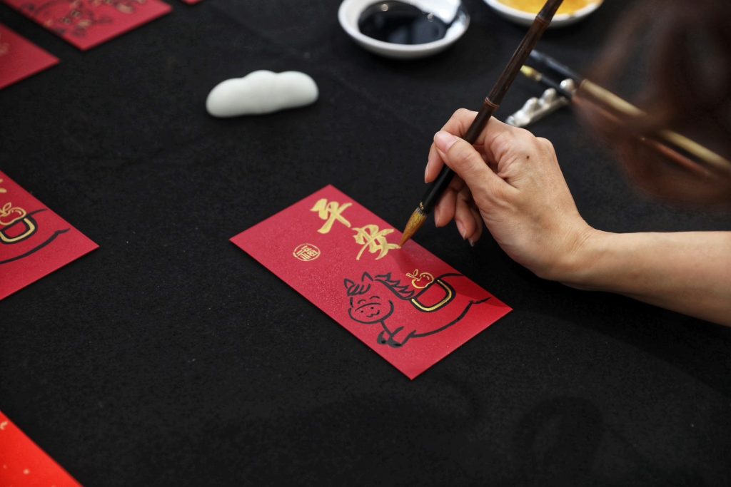 圖4【新普利】攜手新銳書法家楊修華老師親筆揮毫，，將新春祝願化為一份兼具文化溫度與日常陪伴的安心好禮。