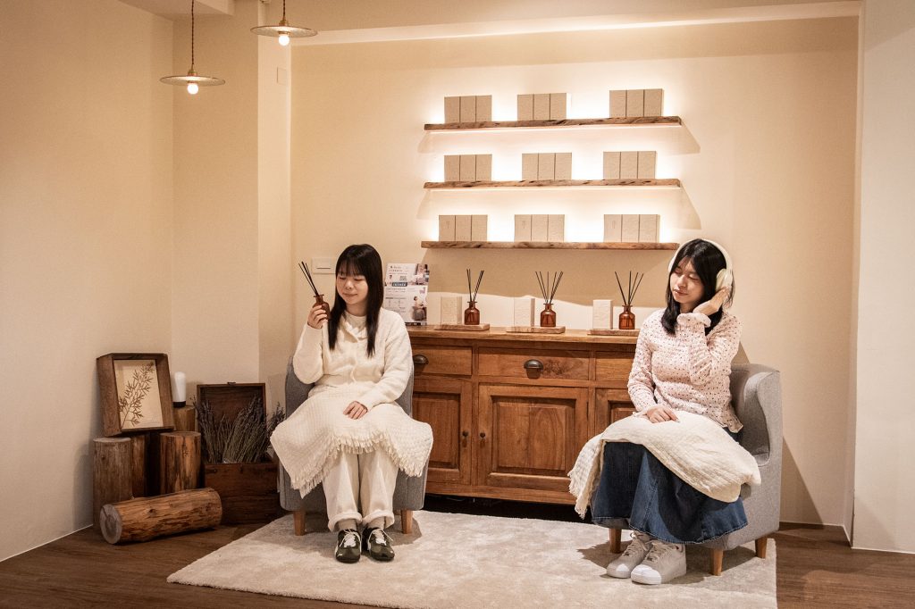 圖7.【阿原】消費者可體驗護脊沙發放鬆身心，感受情境香氛帶來的山林氣息、聆聽阿原農場的自然聲響，彷彿置身山水之間。