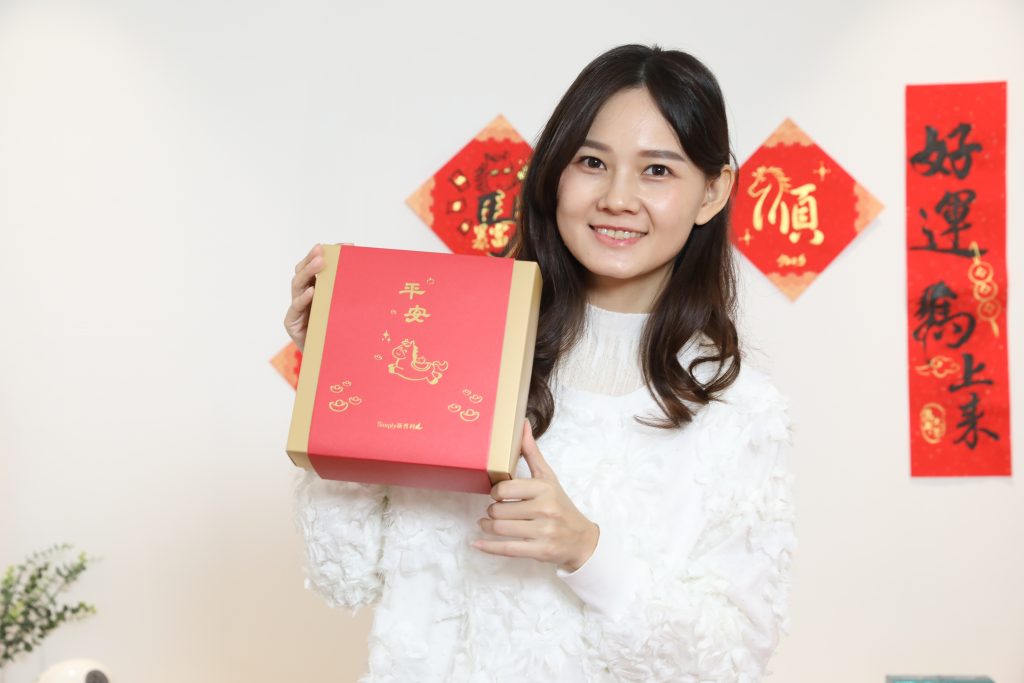 圖8【新普利】Simply新普利攜手合作新銳書法家 - 楊修華老師將「順」與「平安」化為年節視覺語彙，透過溫潤喜氣的包裝設計，展現新春祝福與品牌巧思。